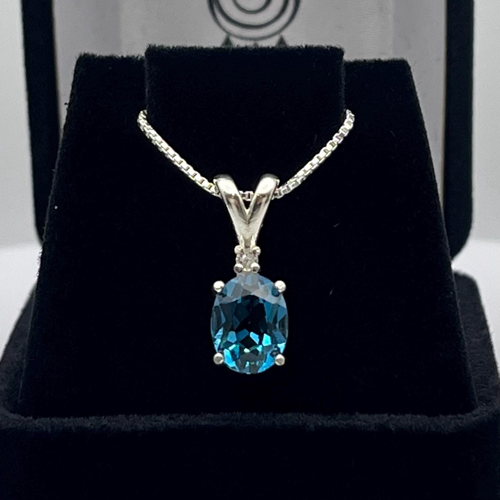 Beautiful 2.5ct London Blue Topaz & White Sapphire Pendant Necklace 18